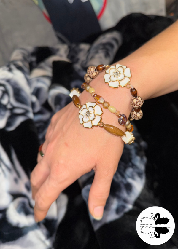 12 White Flowers w/ Gold & Wood Accent Bracelet
